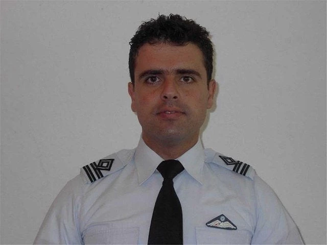 Ο δίδυμος αδελφός του πιλότου, Νίκου Βασιλείου, που έχασε τη ζωή του σε άσκηση στην Αρκαδία: «Ημασταν μαζί σε όλα»